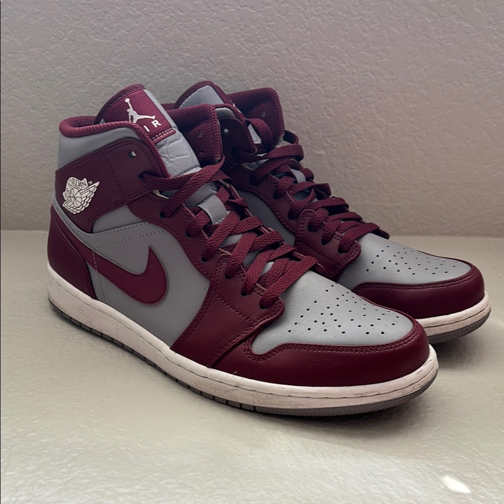 NIKE Air Jordan 1 Mid